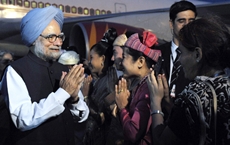 Prime Minister Manmohan Singh being welcomed, on his arrival, at Nay Pyi Taw
